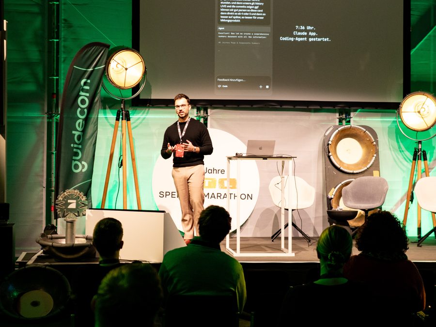 Noel Lang als Speaker auf der Bühne der Data Unplugged 2026